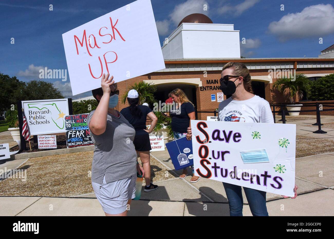 Viera, États-Unis. 30 août 2021. Les gens font une démonstration avec des écriteaux en dehors d'une réunion d'urgence du conseil scolaire du comté de Brevard, en Floride, à Viera, pour discuter de la nécessité de masques dans les écoles locales. Un ordre exécutif signé par le gouverneur de Floride Ron DeSantis interdisant les mandats de masque dans les écoles a été rejeté vendredi par un juge de Floride. (Photo de Paul Hennessy/SOPA Images/Sipa USA) crédit: SIPA USA/Alay Live News Banque D'Images