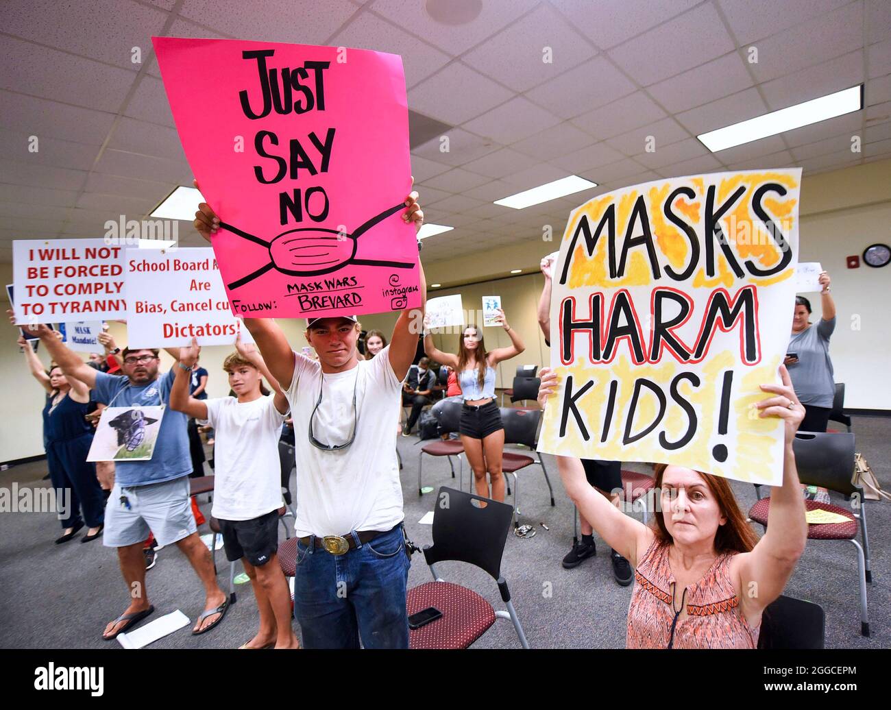 Viera, États-Unis. 30 août 2021. Les gens manifestent avec des écriteaux lors d'une réunion d'urgence du conseil scolaire du comté de Brevard, en Floride, à Viera, pour discuter de la nécessité de masques dans les écoles locales. Un ordre exécutif signé par le gouverneur de Floride Ron DeSantis interdisant les mandats de masque dans les écoles a été rejeté vendredi par un juge de Floride. (Photo de Paul Hennessy/SOPA Images/Sipa USA) crédit: SIPA USA/Alay Live News Banque D'Images