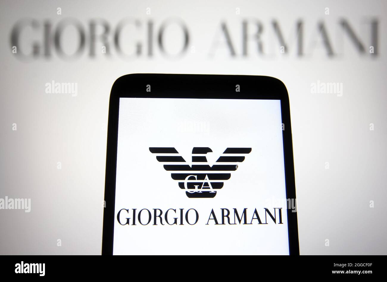 Ukraine. 30 août 2021. Dans cette illustration, un logo Giorgio Armani est visible sur un smartphone et un écran de pc. (Photo de Pavlo Gonchar/SOPA Images/Sipa USA) crédit: SIPA USA/Alay Live News Banque D'Images