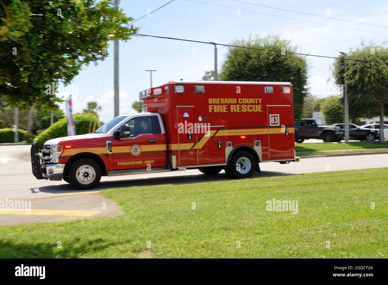 West Melbourne, comté de Brevard, Floride, États-Unis. 30 août 2021. Un adjoint du shérif du comté de Brevard a été transporté d'urgence au centre médical régional de Holms par le service de secours d'incendie du comté de Brevard après avoir été abattu lors d'un arrêt de la circulation juste à l'ouest de l'I-95 sur SR192. Le tireur était décédé sur les lieux et le député devrait se remettre de rien une blessure mettant la vie en danger. Crédit : Julian Leek/Alay Live News Banque D'Images