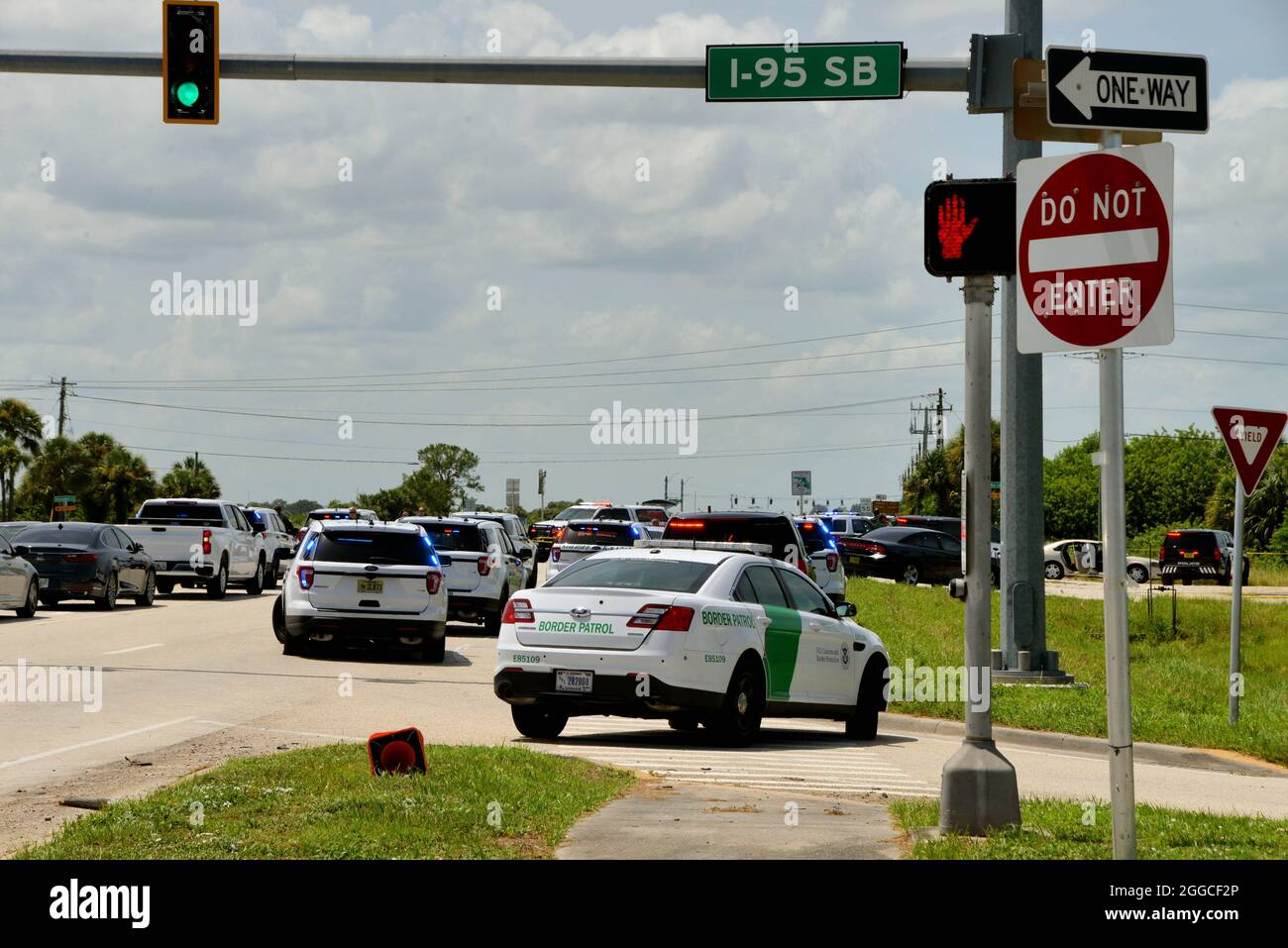 West Melbourne, comté de Brevard, Floride, États-Unis. 30 août 2021. Un adjoint du shérif du comté de Brevard a été transporté d'urgence au centre médical régional de Holms par le service de secours d'incendie du comté de Brevard après avoir été abattu lors d'un arrêt de la circulation juste à l'ouest de l'I-95 sur SR192. Le tireur était décédé sur les lieux et le député devrait se remettre de rien une blessure mettant la vie en danger. Crédit : Julian Leek/Alay Live News Banque D'Images