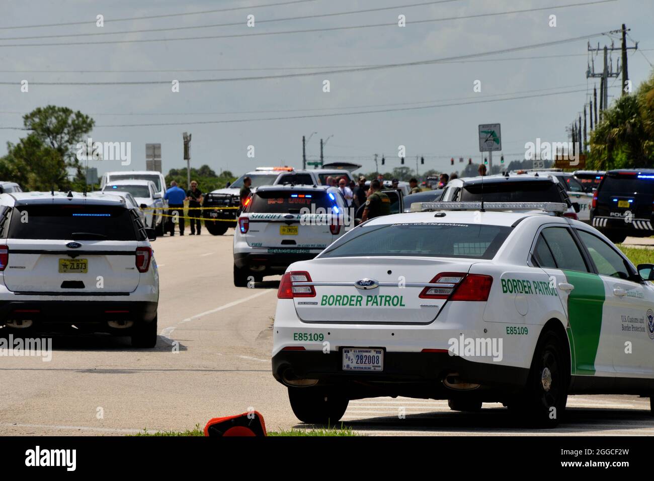 West Melbourne, comté de Brevard, Floride, États-Unis. 30 août 2021. Un adjoint du shérif du comté de Brevard a été transporté d'urgence au centre médical régional de Holms par le service de secours d'incendie du comté de Brevard après avoir été abattu lors d'un arrêt de la circulation juste à l'ouest de l'I-95 sur SR192. Le tireur était décédé sur les lieux et le député devrait se remettre de rien une blessure mettant la vie en danger. Crédit : Julian Leek/Alay Live News Banque D'Images