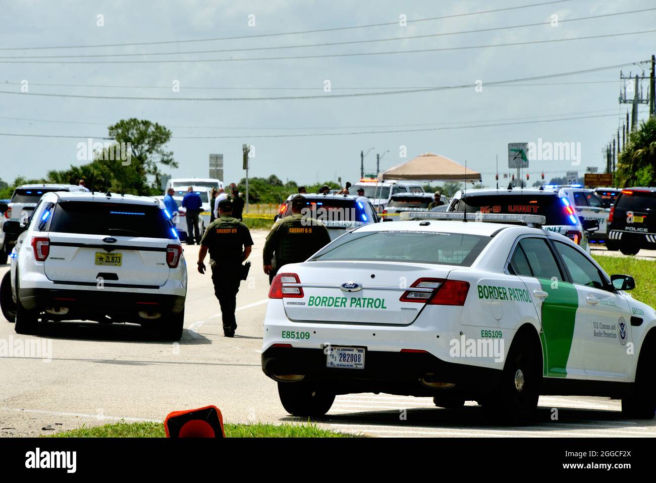 West Melbourne, comté de Brevard, Floride, États-Unis. 30 août 2021. Un adjoint du shérif du comté de Brevard a été transporté d'urgence au centre médical régional de Holms par le service de secours d'incendie du comté de Brevard après avoir été abattu lors d'un arrêt de la circulation juste à l'ouest de l'I-95 sur SR192. Le tireur était décédé sur les lieux et le député devrait se remettre de rien une blessure mettant la vie en danger. Crédit : Julian Leek/Alay Live News Banque D'Images