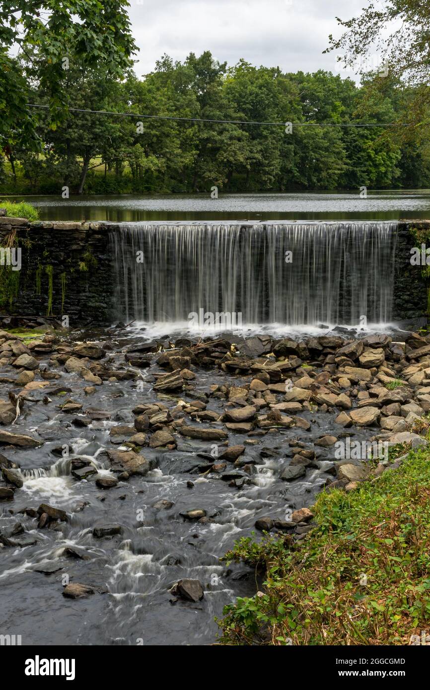 Monroe, NY - États-Unis - 28 août 2021 : vue verticale du barrage historique et de l'étang du moulin de Smith's Mill, situé au centre du quartier historique de mon Banque D'Images