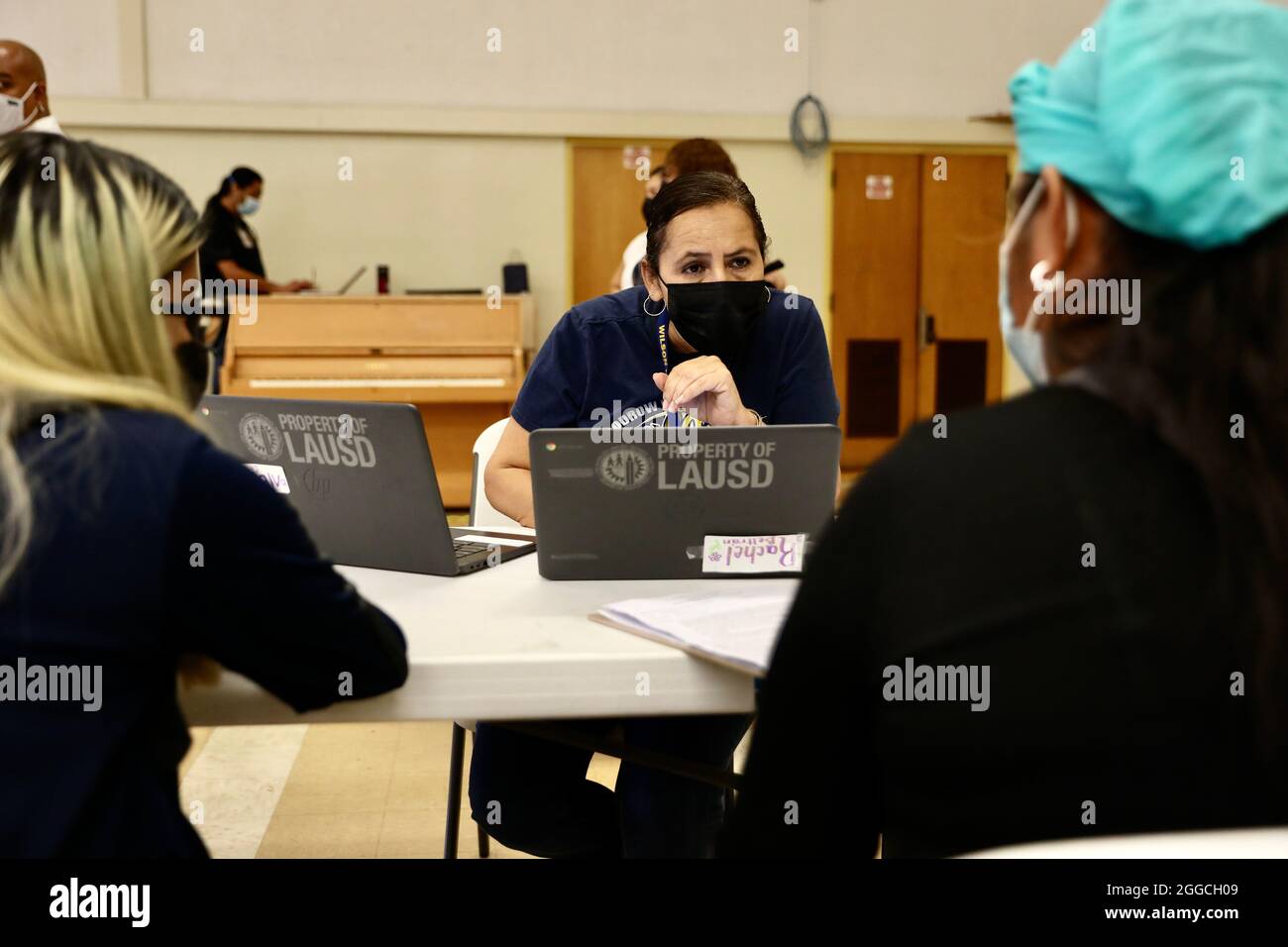 Los Angeles, États-Unis. 30 août 2021. Un employé (C) obtient des étudiants inscrits avant de recevoir le vaccin COVID-19 à la Woodrow Wilson Senior High School de Los Angeles, Californie, États-Unis, le 30 août 2021. Le district scolaire unifié de Los Angeles (LAFUS) a commencé lundi à administrer les première et deuxième doses de vaccins COVID-19 aux étudiants âgés de 12 ans et plus et aux employés du district. Credit: Xinhua/Alay Live News Banque D'Images