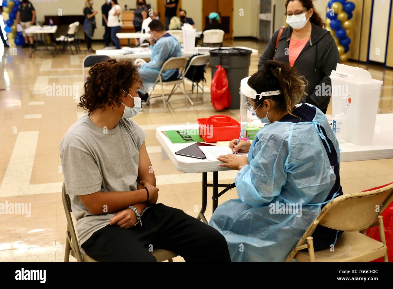 Los Angeles, États-Unis. 30 août 2021. Un étudiant attend de recevoir le vaccin COVID-19 à la Woodrow Wilson Senior High School de Los Angeles, Californie, États-Unis, le 30 août 2021. Le district scolaire unifié de Los Angeles (LAFUS) a commencé lundi à administrer les première et deuxième doses de vaccins COVID-19 aux étudiants âgés de 12 ans et plus et aux employés du district. Credit: Xinhua/Alay Live News Banque D'Images