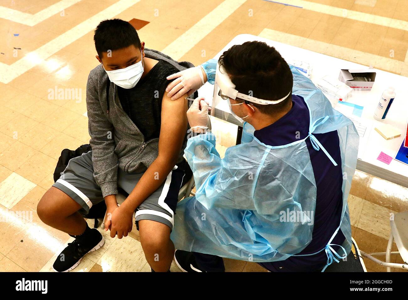 Los Angeles, États-Unis. 30 août 2021. Un étudiant reçoit une dose du vaccin COVID-19 à la Woodrow Wilson Senior High School de Los Angeles, Californie, États-Unis, le 30 août 2021. Le district scolaire unifié de Los Angeles (LAFUS) a commencé lundi à administrer les première et deuxième doses de vaccins COVID-19 aux étudiants âgés de 12 ans et plus et aux employés du district. Credit: Xinhua/Alay Live News Banque D'Images