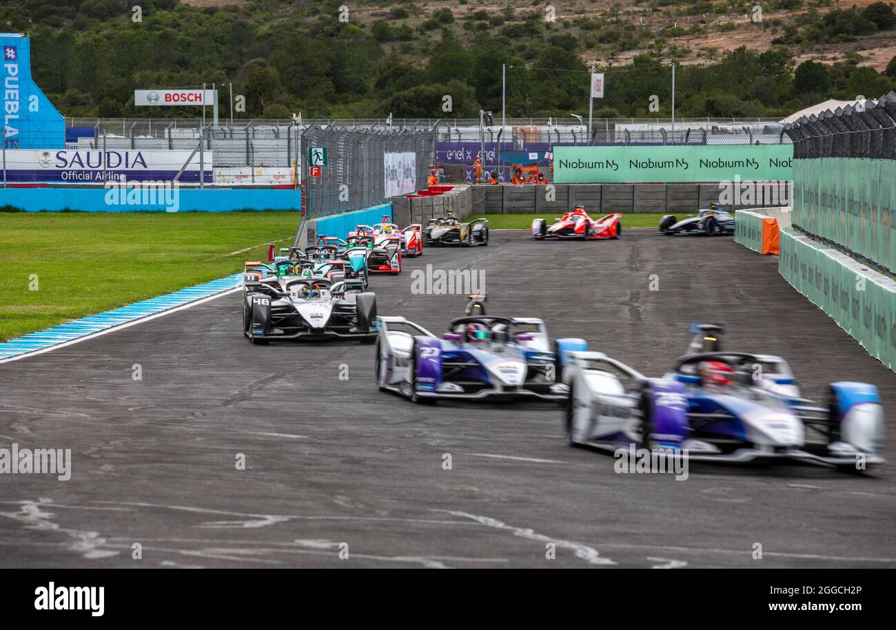 Puebla, Mexique - 19 juin 2021 : Autodromo Miguel E. Abed, AIMA, CBMM Niobium Puebla E-Prix. BMW i Andretti pilote de Motorsport Maximilian Guenther au N° 28, tournant au 10, suivi de Jake Dennis et beaucoup d'autres. À l'E-Prix CBMM Niobium Puebla. Banque D'Images