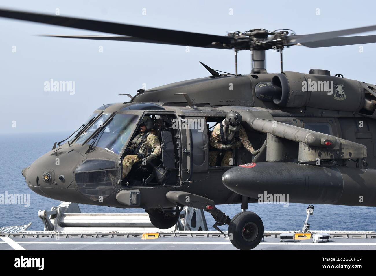 210829-N-N3764-0004 MER DES CARAÏBES - (AOÛT 29, 2021) – UN hélicoptère UH-60 Blackhawk de l'armée américaine effectue des qualifications d'atterrissage en pont à bord du navire de transport rapide USNS Burlington (T-EPF 10) de la classe Spearhead, le 29 août 2021. Burlington est déployé dans le Commandement Sud des Forces navales des États-Unis/4e flotte des États-Unis pour soutenir les efforts d'aide humanitaire et de secours en cas de catastrophe (HADR) en Haïti à la suite d'un tremblement de terre de magnitude 7.2 le 14 août 2021.(É.-U. Navy photo by Intelligence Specialist 2nd Class Thomas Fuccile/publié) Banque D'Images