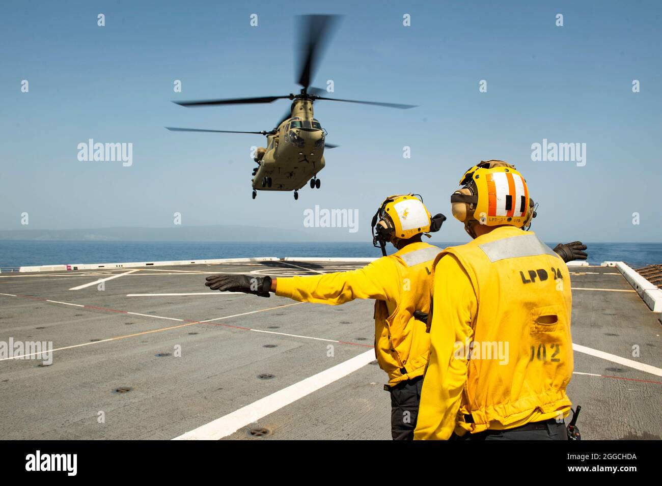 210828-N-MD802-1153 MER DES CARAÏBES - (AOÛT 28, 2021) — UN hélicoptère Chinook CH-47 de l'armée des États-Unis, affecté à la Compagnie Bravo, 1er Bataillon, 228e Aviation Regiment, effectue des qualifications d'atterrissage sur pont à bord du navire de transport amphibie USS Arlington (LPD 24) de la classe San Antonio, 28 août 2021. Arlington est déployé au Commandement Sud des forces navales américaines/États-Unis La 4e flotte soutiendra les efforts d'aide humanitaire et de secours en cas de catastrophe (HADR) en Haïti à la suite d'un tremblement de terre de magnitude 7.2 le 14 août 2021. (É.-U. Photo de la marine par le spécialiste des communications de masse 2e classe Jack D. Aistrup/publié) Banque D'Images