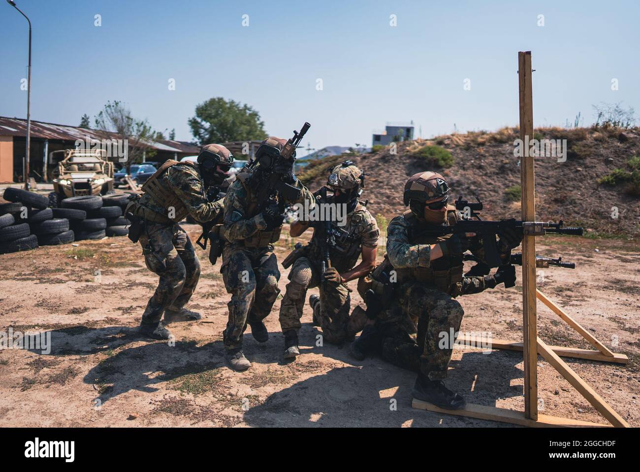 Un Beret vert de l'armée américaine affecté au 10e Groupe des forces spéciales affiche des capacités avec les forces spéciales bulgares à Herro Mustafa, ambassadeur des États-Unis en République de Bulgarie, le 26 août 2021. La formation conjointe en échange combiné améliore l'interopérabilité avec les pays partenaires et renforce la préparation militaire, le travail d'équipe et la confiance commune tout en favorisant la paix et la stabilité en Europe. (É.-U. Photo du corps marin par Sgt. Devin J. Andrews) Banque D'Images