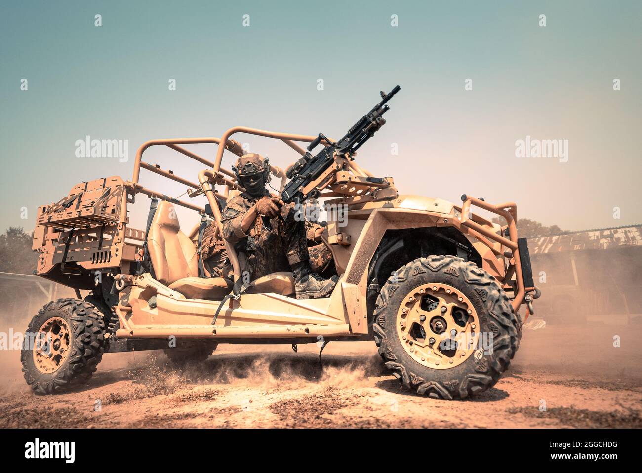 Un Beret vert de l'armée américaine affecté au 10e Groupe des forces spéciales affiche des capacités avec les forces spéciales bulgares à Herro Mustafa, ambassadeur des États-Unis en République de Bulgarie, le 26 août 2021. La formation conjointe en échange combiné améliore l'interopérabilité avec les pays partenaires et renforce la préparation militaire, le travail d'équipe et la confiance commune tout en favorisant la paix et la stabilité en Europe. (É.-U. Photo du corps marin par Sgt. Devin J. Andrews) Banque D'Images