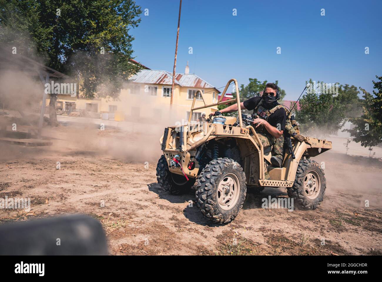Un Beret vert de l'armée américaine affecté au 10e Groupe des forces spéciales expose ses capacités à Herro Mustafa, ambassadeur des États-Unis en République de Bulgarie, le 26 août 2021. La formation conjointe en échange combiné améliore l'interopérabilité avec les pays partenaires et renforce la préparation militaire, le travail d'équipe et la confiance commune tout en favorisant la paix et la stabilité en Europe. (É.-U. Photo du corps marin par Sgt. Devin J. Andrews) Banque D'Images