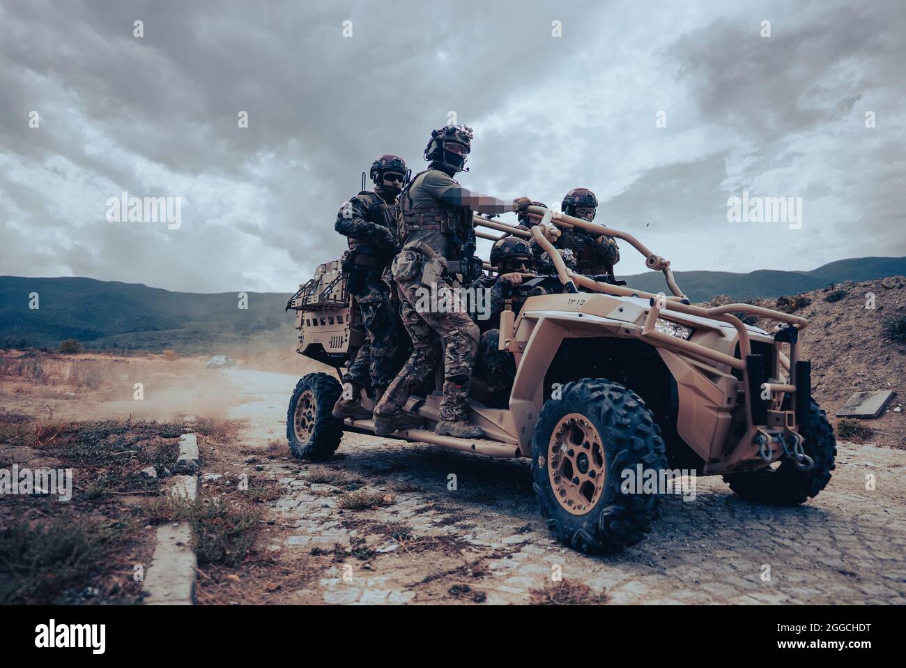 Un Beret vert de l'armée américaine affecté au 10e Groupe des forces spéciales affiche des capacités avec les forces spéciales bulgares à Herro Mustafa, ambassadeur des États-Unis en République de Bulgarie, le 26 août 2021. La formation conjointe en échange combiné améliore l'interopérabilité avec les pays partenaires et renforce la préparation militaire, le travail d'équipe et la confiance commune tout en favorisant la paix et la stabilité en Europe. (É.-U. Photo du corps marin par Sgt. Devin J. Andrews) Banque D'Images