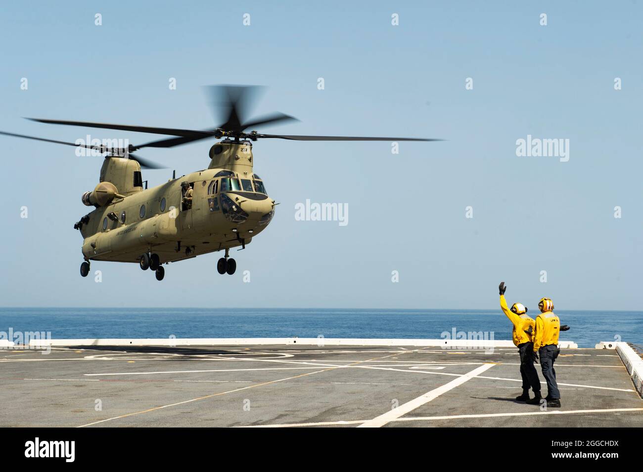 210828-N-MD802-1034 MER DES CARAÏBES - (AOÛT 28, 2021) — UN hélicoptère Chinook CH-47 de l'armée des États-Unis, affecté à la Compagnie Bravo, 1er Bataillon, 228e Aviation Regiment, effectue des qualifications d'atterrissage sur pont à bord du navire de transport amphibie USS Arlington (LPD 24) de la classe San Antonio, 28 août 2021. Arlington est déployé au Commandement Sud des forces navales américaines/États-Unis La 4e flotte soutiendra les efforts d'aide humanitaire et de secours en cas de catastrophe (HADR) en Haïti à la suite d'un tremblement de terre de magnitude 7.2 le 14 août 2021. (É.-U. Photo de la marine par le spécialiste des communications de masse 2e classe Jack D. Aistrup/publié) Banque D'Images