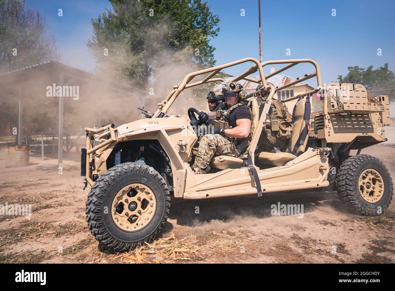 Un Beret vert de l'armée américaine affecté au 10e Groupe des forces spéciales affiche des capacités avec les forces spéciales bulgares à Herro Mustafa, ambassadeur des États-Unis en République de Bulgarie, le 26 août 2021. La formation conjointe en échange combiné améliore l'interopérabilité avec les pays partenaires et renforce la préparation militaire, le travail d'équipe et la confiance commune tout en favorisant la paix et la stabilité en Europe. (É.-U. Photo du corps marin par Sgt. Devin J. Andrews) Banque D'Images