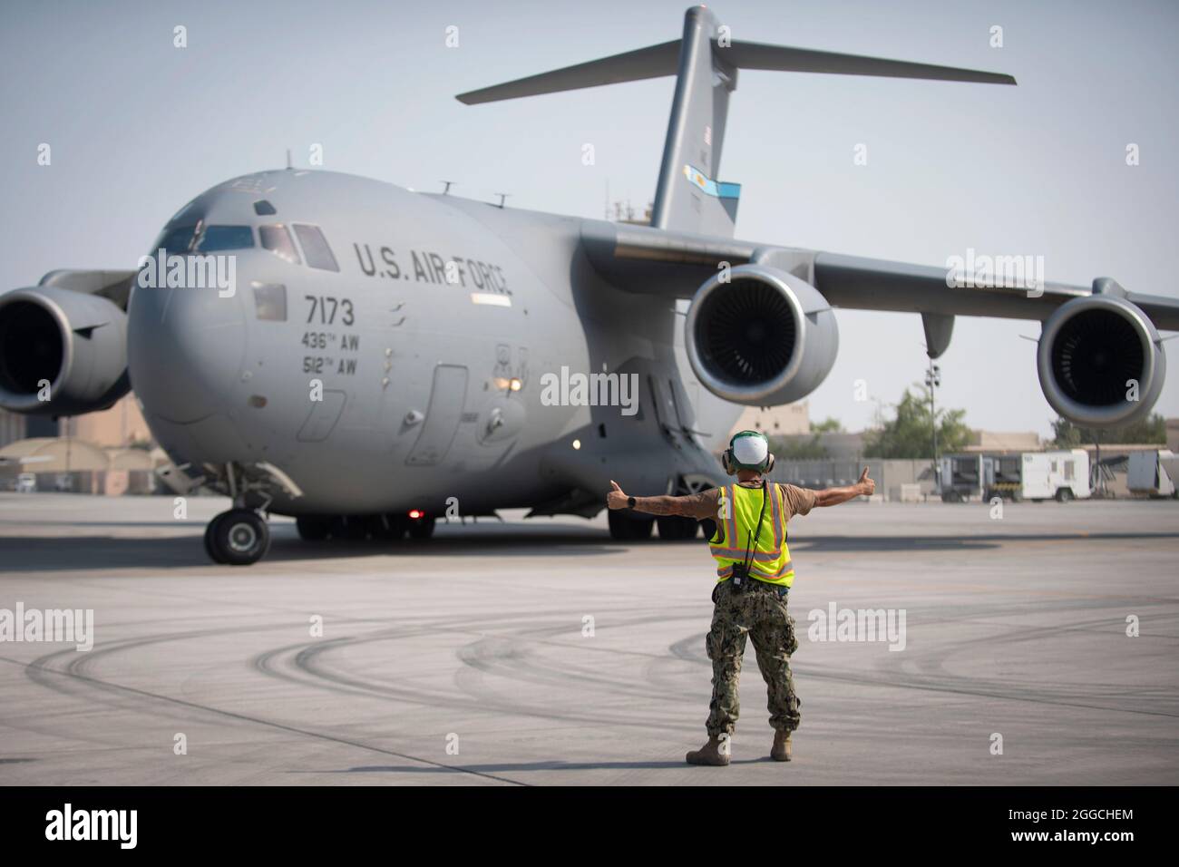 210823-N-ZA692-0081 ZONE D'EXPLOITATION DE LA 5E FLOTTE AMÉRICAINE (AOÛT 23, 2021) – UN modèle de charge C-17 Globemaster III de la U.S. Air Force sur la piste transportant des citoyens américains et des évacués d'Afghanistan à un endroit de la zone d'opérations de la 5e flotte américaine avant de se rendre aux États-Unis. La région de la 5e flotte des États-Unis couvre près de 2.5 millions de milles carrés de superficie d'eau et est composée de 20 pays. (É.-U. Navy photo par Mass communication Specialist 2e classe Anita Chebahtah) Banque D'Images