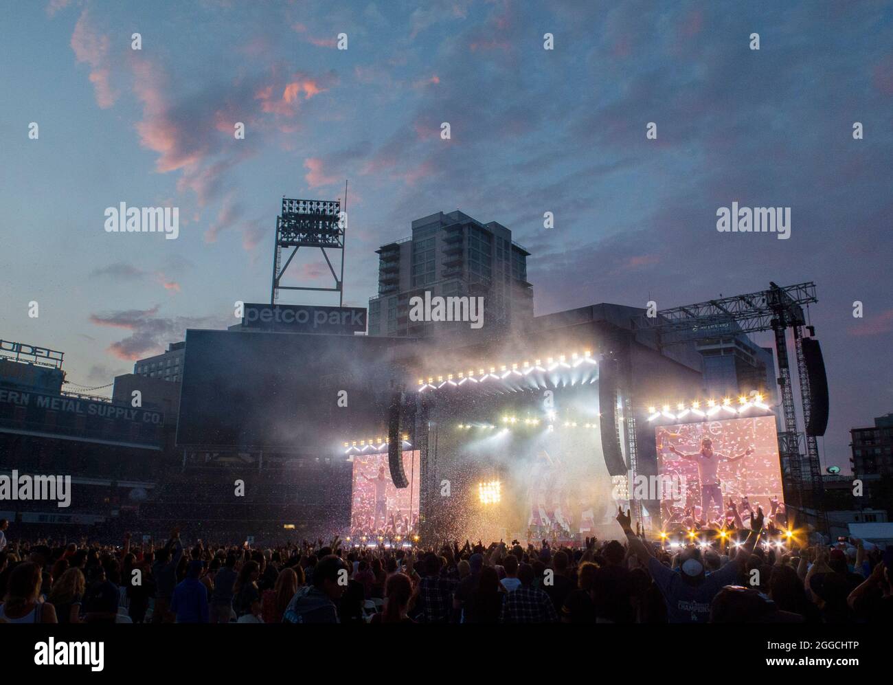 29 août 2021, San Diego, Californie, États-Unis: Le groupe Weezer se produit en direct lors d'un concert lors de la Hella Mega Tour à Petco Park. Les groupes tombent dehors Boy et Green Day également joué. (Image de crédit : © K.C. Fil de presse Alfred/ZUMA) Banque D'Images