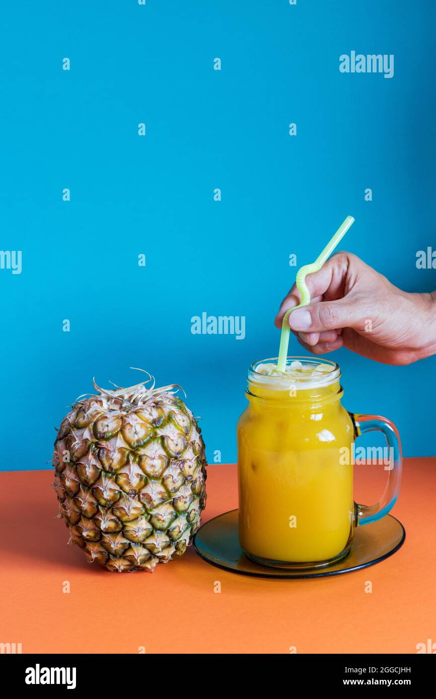 cocktail d'ananas en été Banque D'Images