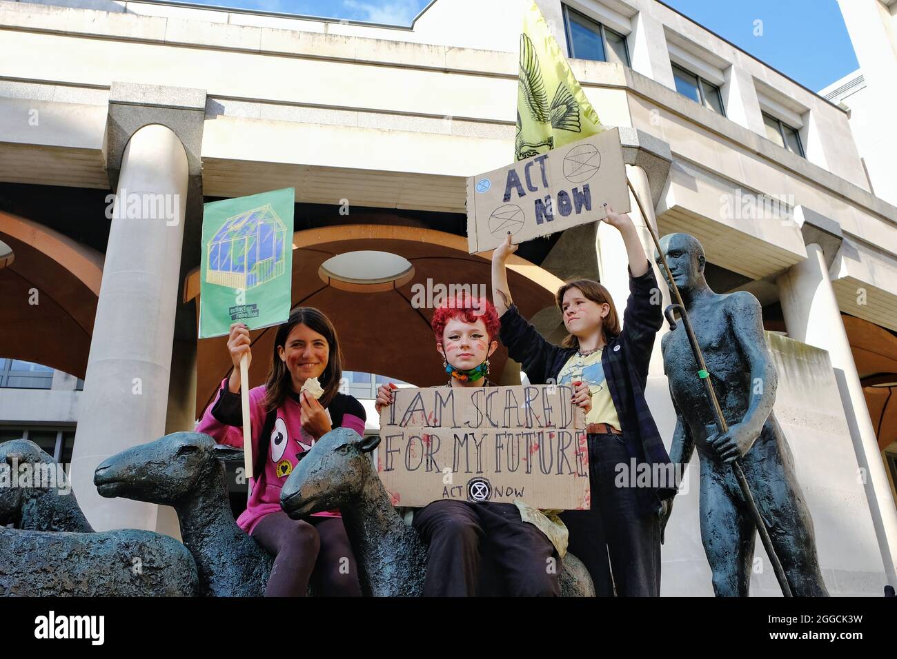 Londres, Royaume-Uni. De jeunes manifestants tiennent des pancartes, l'un d'entre eux disant « Je suis effrayé pour mon avenir » lors d'une manifestation de la rébellion dans la City de Londres. Banque D'Images