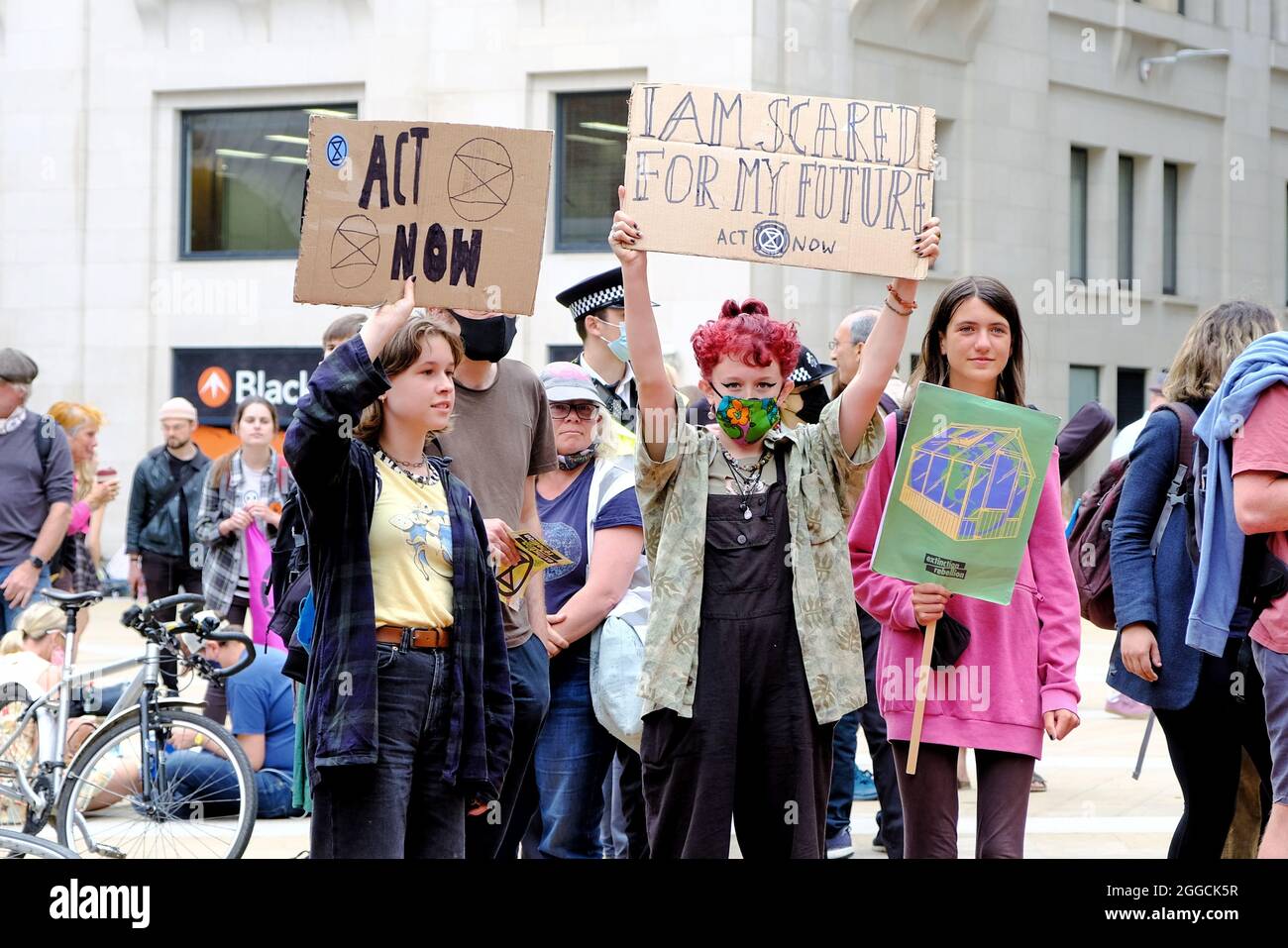 Londres, Royaume-Uni. De jeunes manifestants tiennent des pancartes, l'un d'entre eux disant « Je suis effrayé pour mon avenir » lors d'une manifestation de la rébellion dans la City de Londres. Banque D'Images