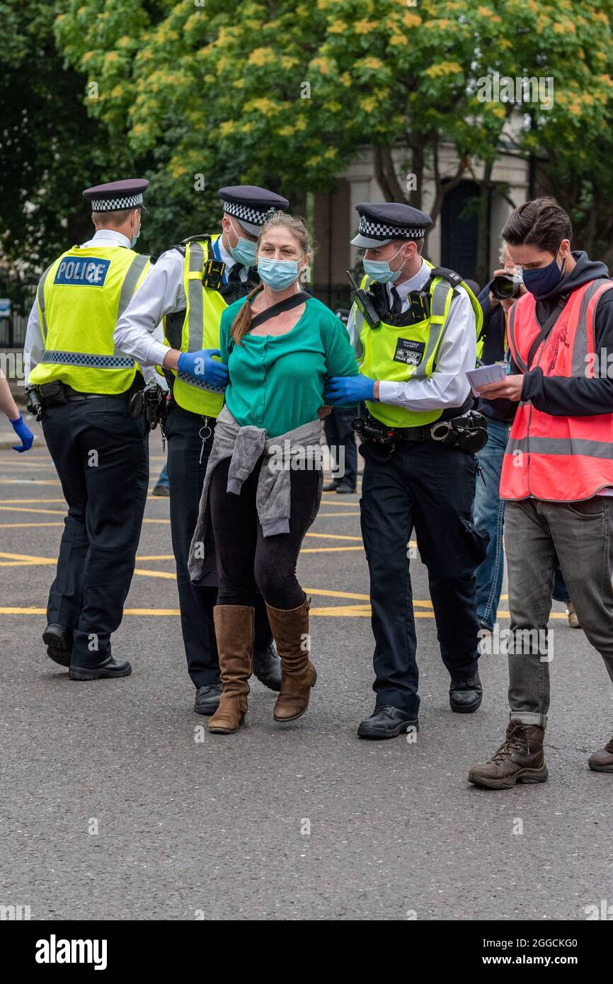 Londres, Royaume-Uni. 30 août 2021. Un manifestant est arrêté après avoir omis d'écouter les avertissements de la police pendant la manifestation de la rébellion contre l'impossible Tea Party contre l'absence d'action contre la crise climatique. Crédit : SOPA Images Limited/Alamy Live News Banque D'Images