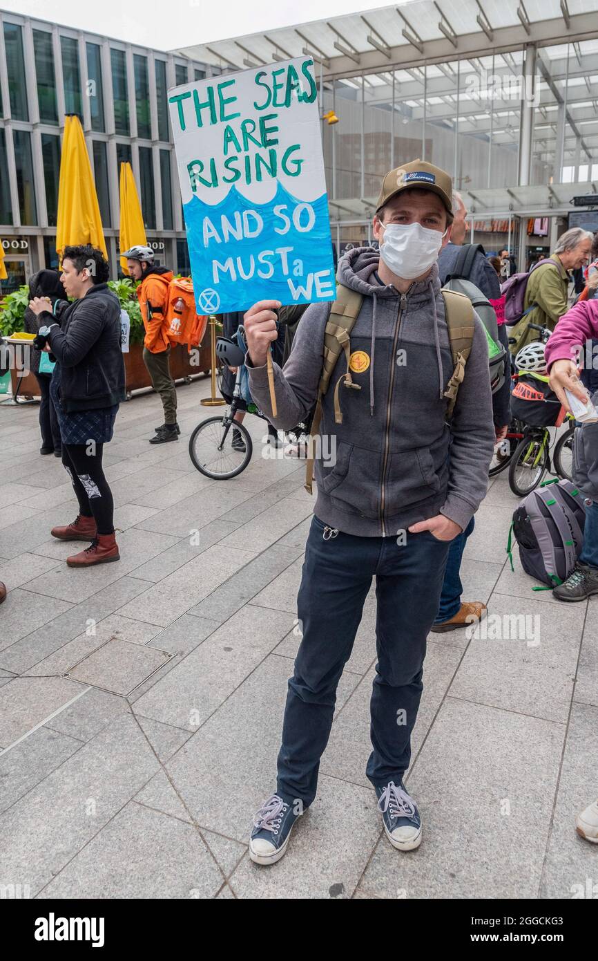 Londres, Royaume-Uni. 30 août 2021. Un manifestant tient un écriteau indiquant que « les mers sont en hausse, et nous devons le faire » lors de la manifestation de la rébellion de l'extinction contre l'impossible Tea Party contre le manque d'action contre la crise climatique. Crédit : SOPA Images Limited/Alamy Live News Banque D'Images