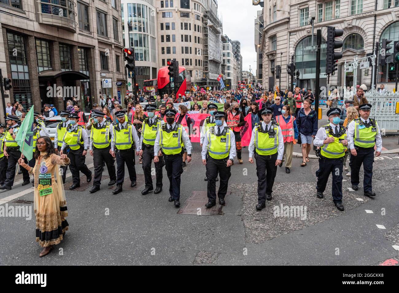 Londres, Royaume-Uni. 30 août 2021. La police et les manifestants dans la ville de Londres pendant l'extinction le Tea Party de la rébellion proteste contre l'absence d'action contre la crise climatique. (Photo par Dave Rushen/SOPA Images/Sipa USA) crédit: SIPA USA/Alay Live News Banque D'Images