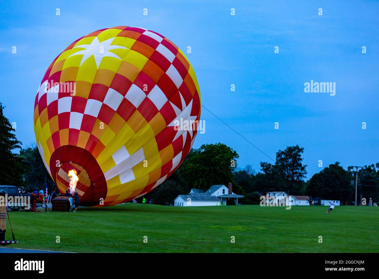 Le ballon à air chaud coloré « I'm Back » se gonfle lors de l'événement Angola Balloons Aloft en Angola, Indiana, États-Unis. Banque D'Images