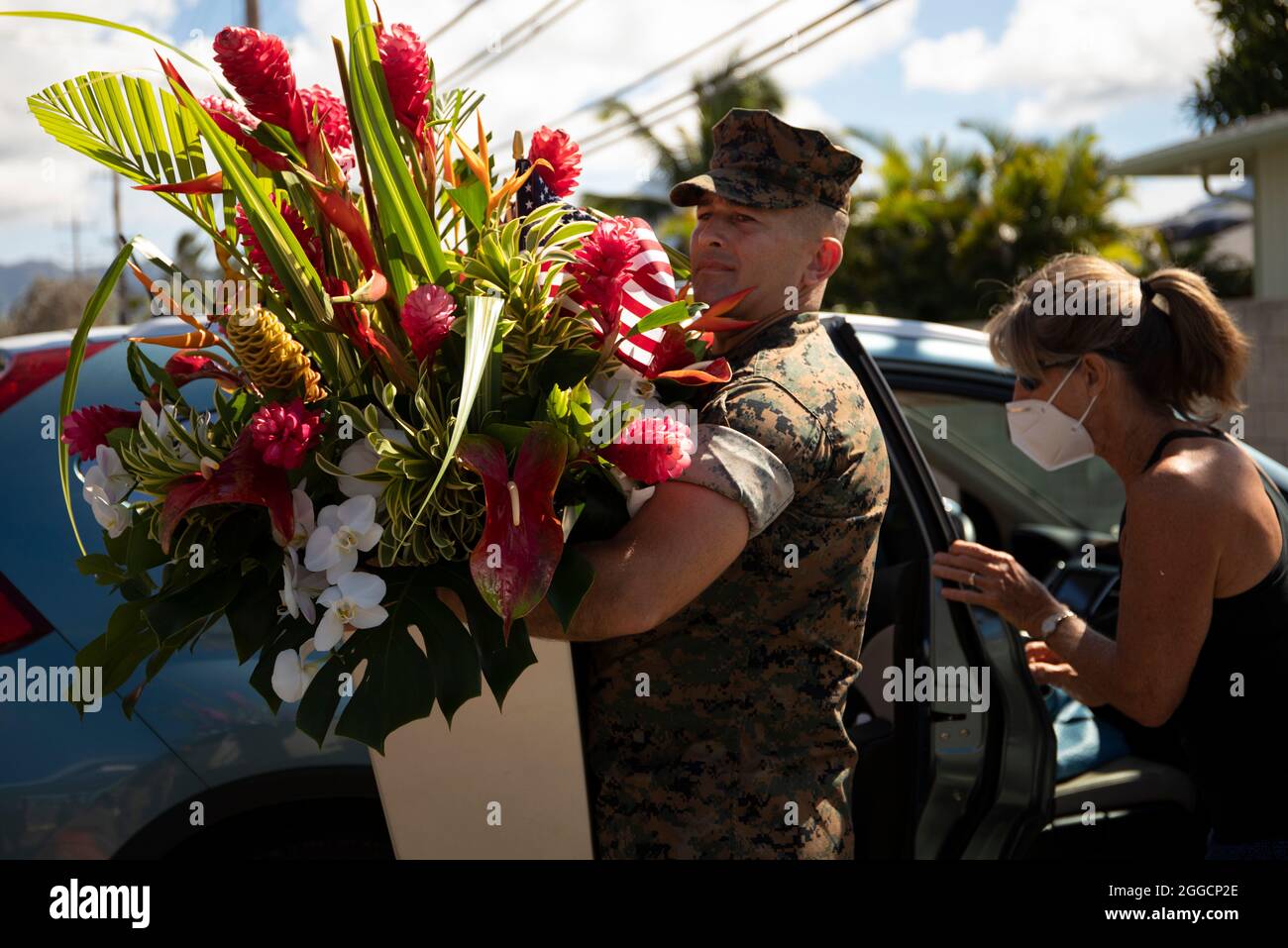 Sergent-chef du corps des Marines des États-Unis. Charles Hardesty, chef des opérations, Bureau du grand prévôt, base des corps maritimes d'Hawaï, livre un bouquet de fleurs reçues lors d'un dépôt de fleurs communautaires à bord de la MCBH, le 29 août 2021. Pour appuyer les 13 membres du service qui ont perdu la vie en Afghanistan, les membres de la communauté ont apporté des fleurs pour être placés plus tard au Mémorial de la guerre du Pacifique pour une petite cérémonie privée. (É.-U. Photo du corps marin par Gunnery Sgt. Orlando Perez) Banque D'Images