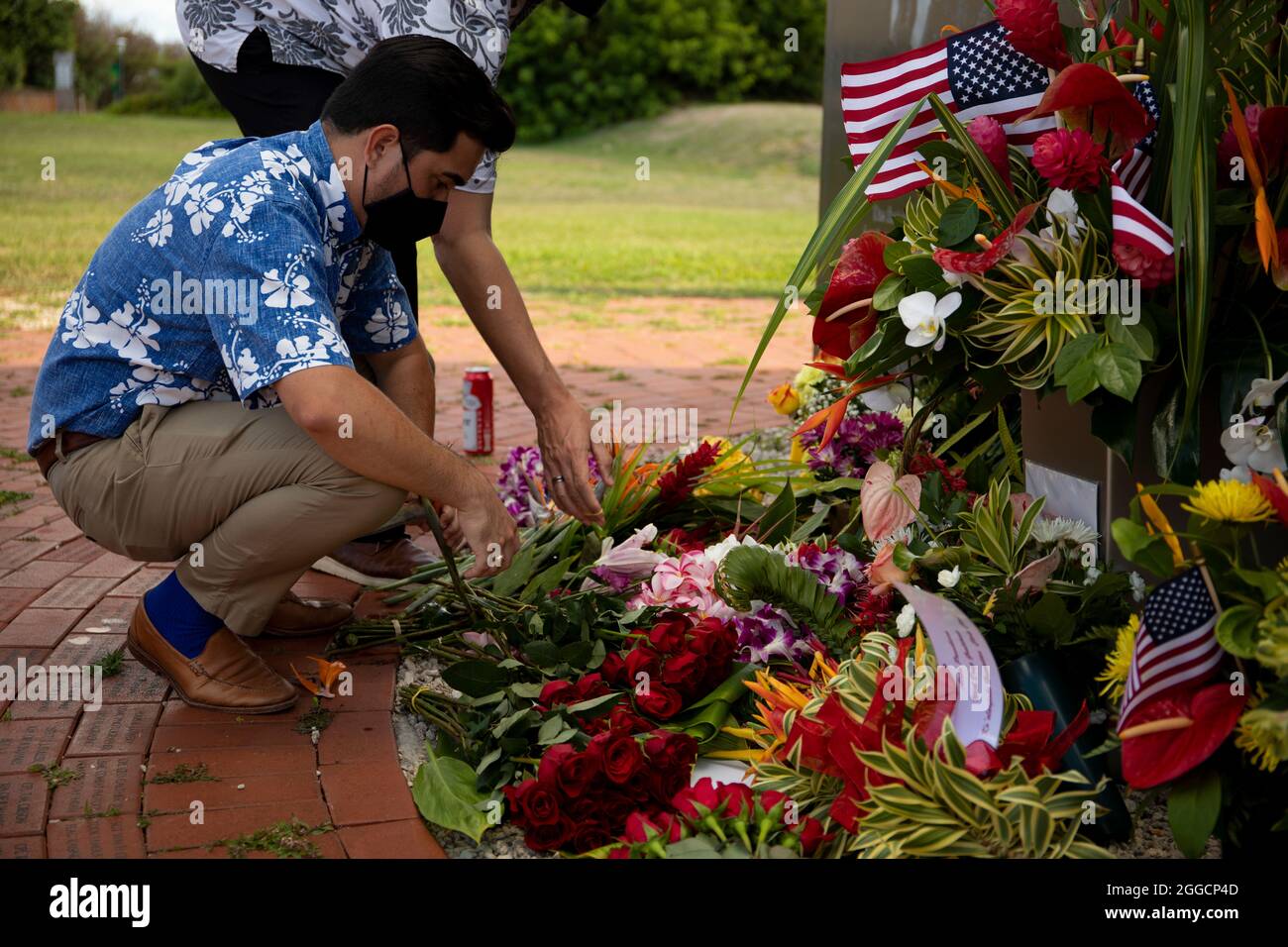 Patrick Pihana Branco, représentant de l'État d'Hawaï, organise des bouquets floraux apportés par des membres de la communauté locale au Pacific War Memorial lors d'une cérémonie tenue en souvenir des morts à bord de la MCBH, le 29 août 2021. Pour appuyer les 13 membres du service qui ont perdu la vie en Afghanistan, les membres de la communauté ont apporté des fleurs pour être placés plus tard au Mémorial de la guerre du Pacifique pour une petite cérémonie privée. (É.-U. Photo du corps marin par Gunnery Sgt. Orlando Perez) Banque D'Images