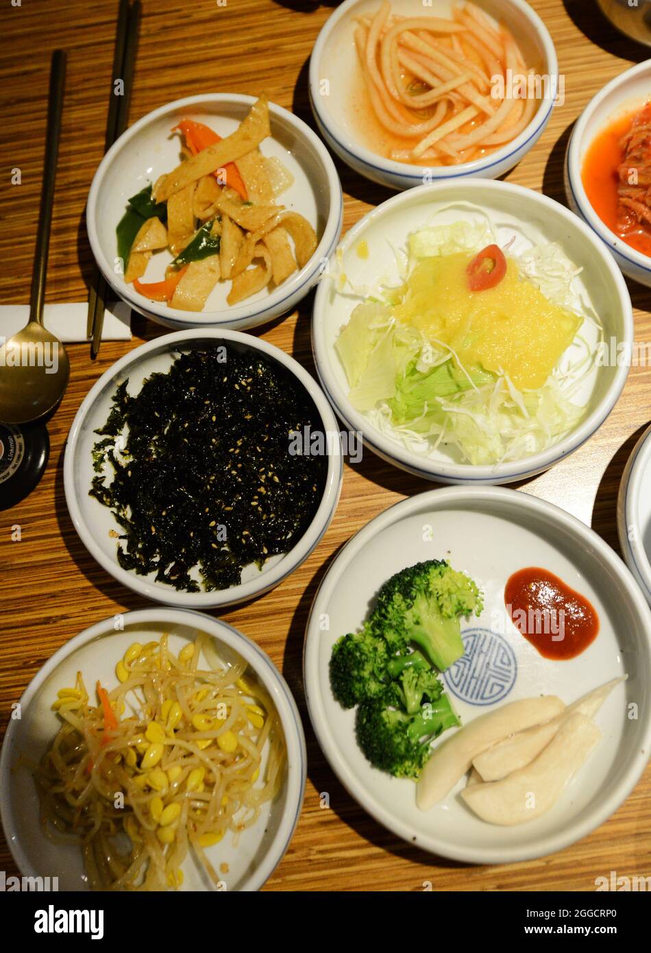 Kimchi coréen et salades. Séoul, Corée du Sud. Banque D'Images
