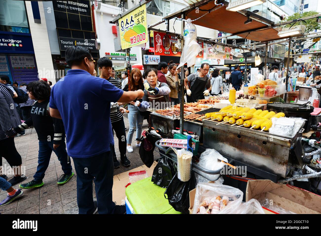 Vendeurs de nourriture de rue dans le quartier commerçant populaire de Myeongdong, Séoul, Corée du Sud. Banque D'Images