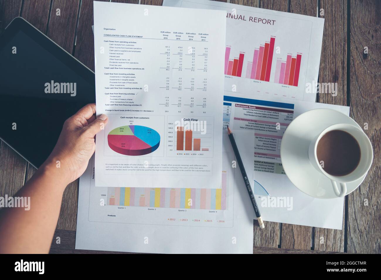 Graphique Excel avec feuille de calcul document montrant l'information concept de démarrage financier. Rapport de la base de données de comptabilité de la planification financière. Graphiques et Banque D'Images