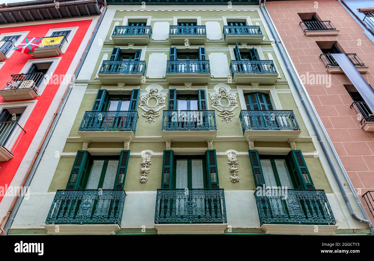 Façades de maisons colorées et balcons métalliques ornés de fleurs dans la  vieille ville ou Casco Viejo à Pampelune, Espagne célèbre pour la course  des taureaux Photo Stock - Alamy