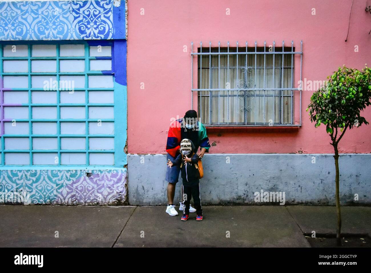 Mexique, Mexique. 30 août 2021. Un père prépare son fils avant d'entrer dans sa classe. Au Mexique, les écoles retournent à des classes en face à face du niveau de base pour l'année scolaire 2021-2022. Le secrétaire à l'éducation publique a confirmé que le retour à la classe n'est pas obligatoire pour les parents. Crédit : SOPA Images Limited/Alamy Live News Banque D'Images