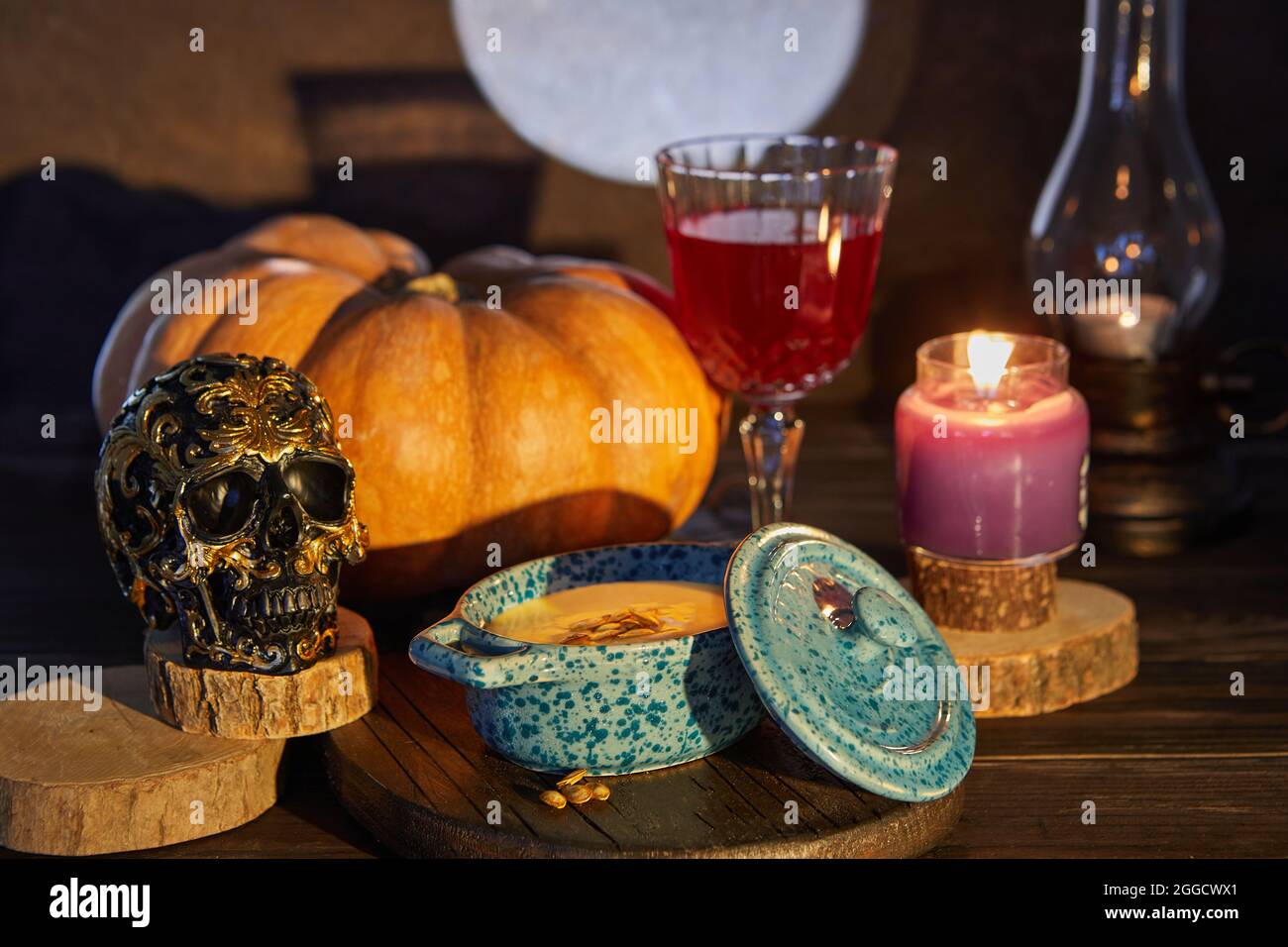 Crâne d'halloween effrayant avec citrouille et vin lors d'une nuit effrayante. Scène Halloween. Banque D'Images
