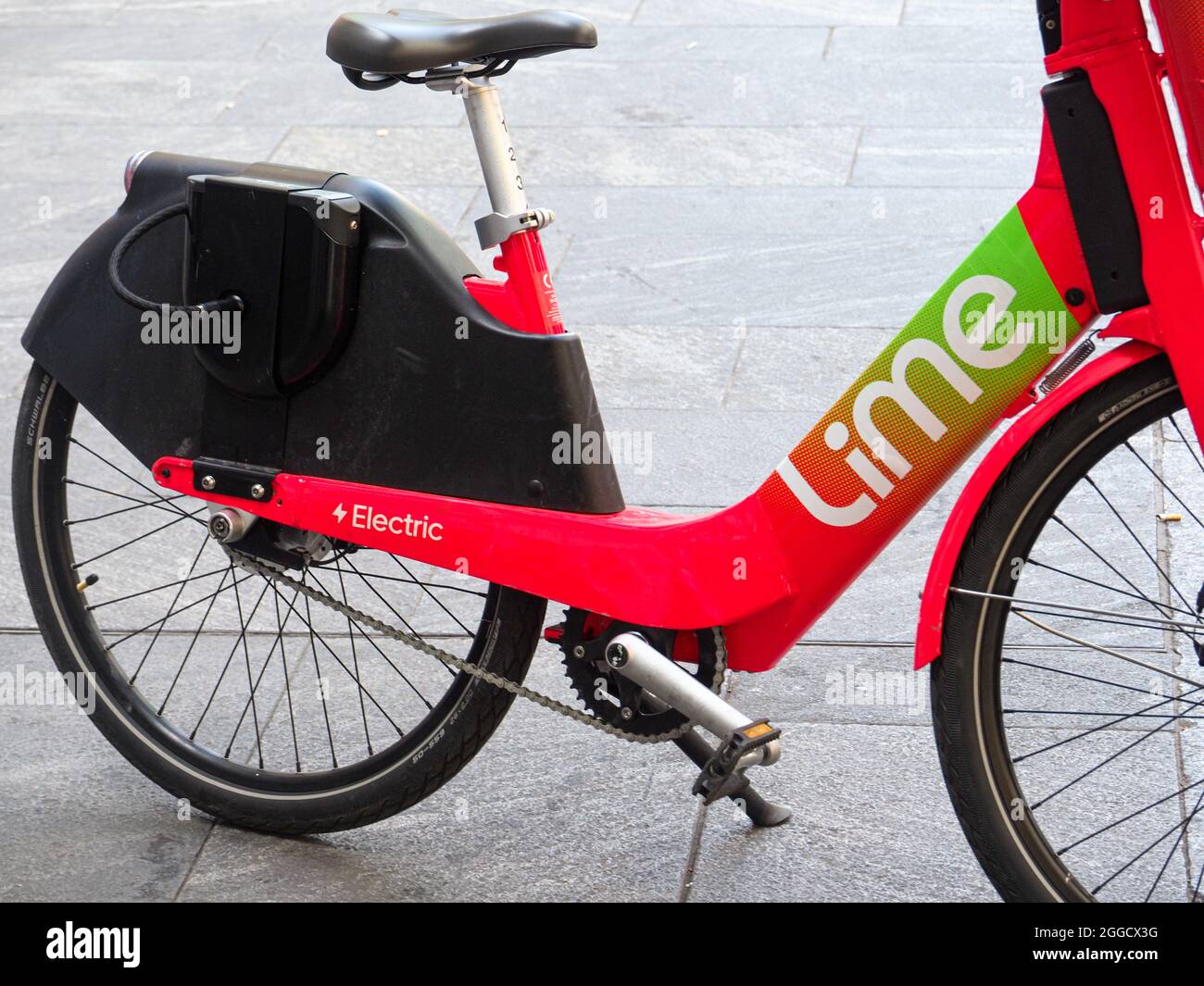 MILAN, ITALIE - 08 août 2021: Un vélo électrique Lime pour la mobilité en  location à Milan, Italie Photo Stock - Alamy
