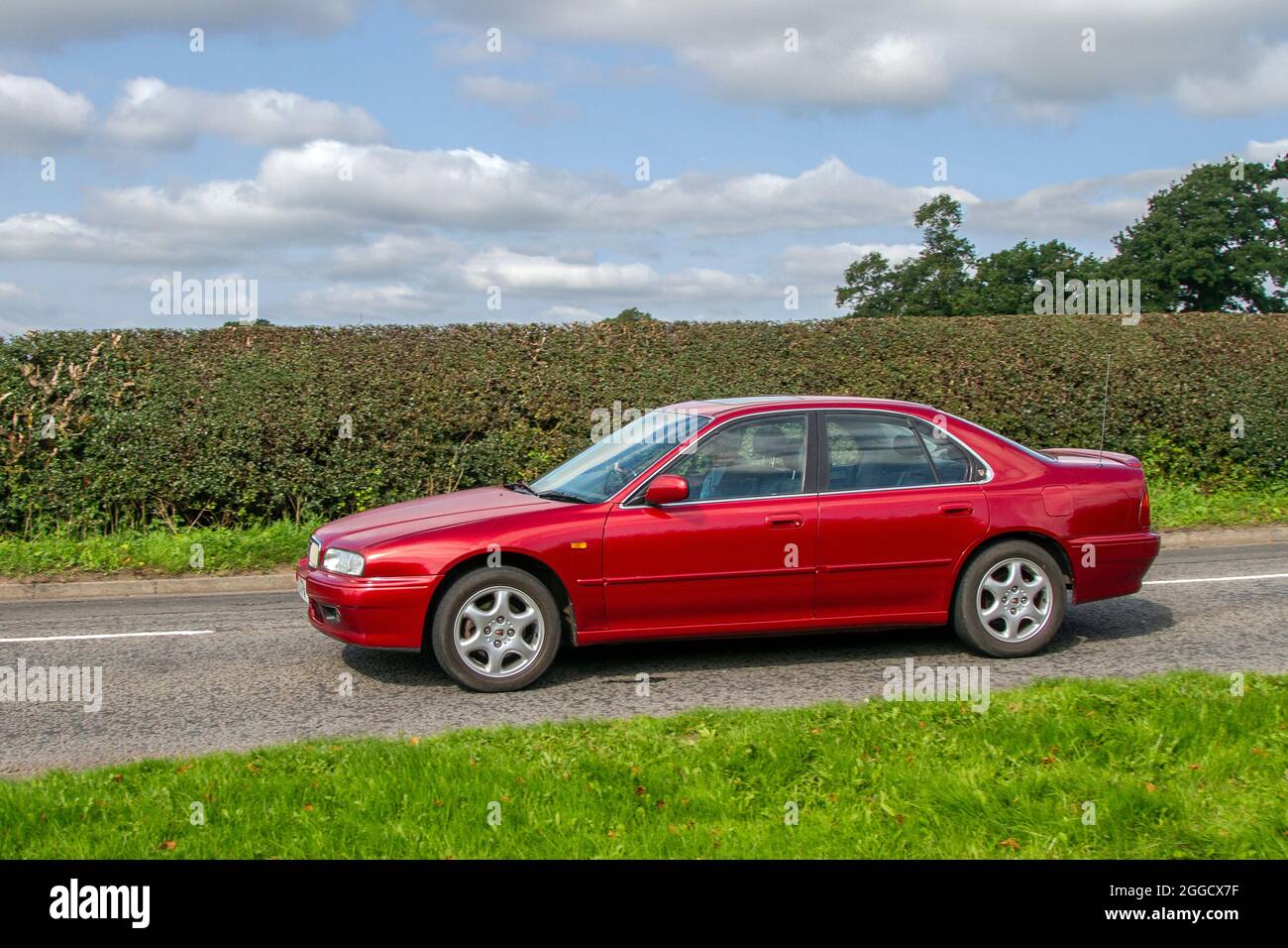 1999 90s Red Rover SLI automatique 4 vitesses 1997cc essence 4dr berline en route vers Capesthorne Hall Classic August car show, Cheshire, Royaume-Uni Banque D'Images