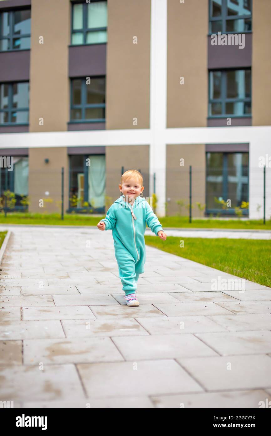 Bonne Sante Bebe Fille Adorable En Bleu Dans L Ensemble Avoir Du Plaisir Dans La Ville Enfant Actif Par Temps Froid A L Exterieur Photo Stock Alamy