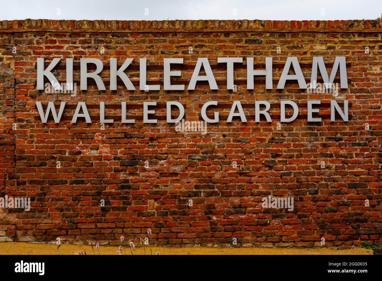 Panneau pour le jardin clos de Kirkleatham sur un mur extérieur près de l'entrée Banque D'Images