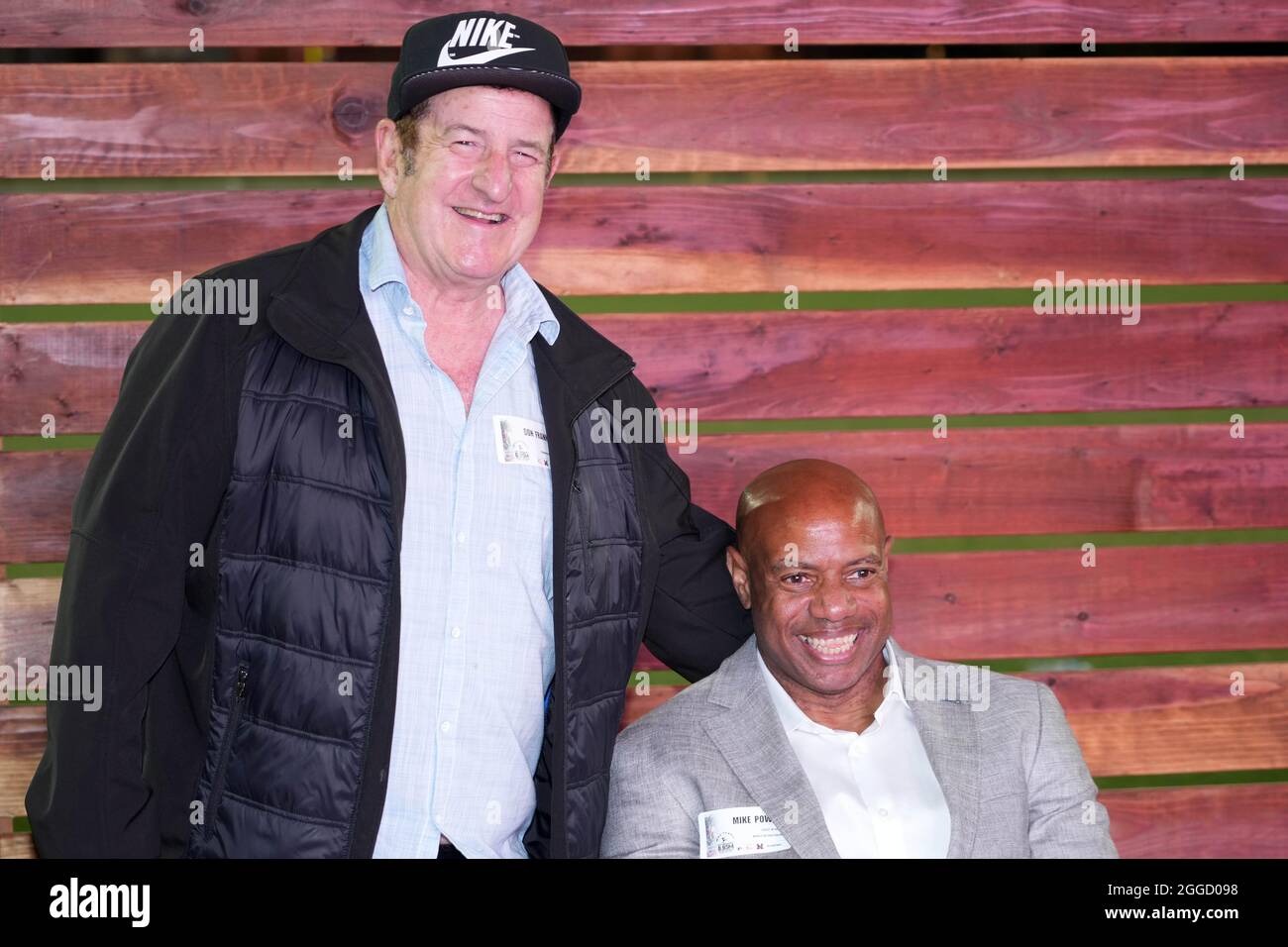 Mike Powell (USA), Rgh, pose avec Don Franken lors d'une cérémonie pour commémorer le 30ème anniversaire de son long saut record du monde, le lundi 30 août, Banque D'Images