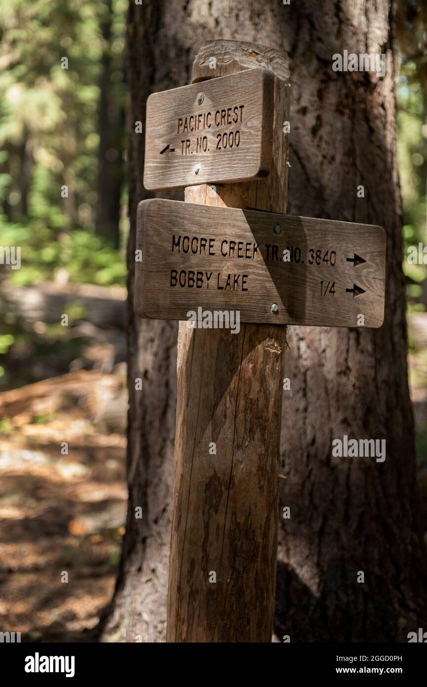 Un panneau sur le célèbre Pacific Crest Trail Banque D'Images