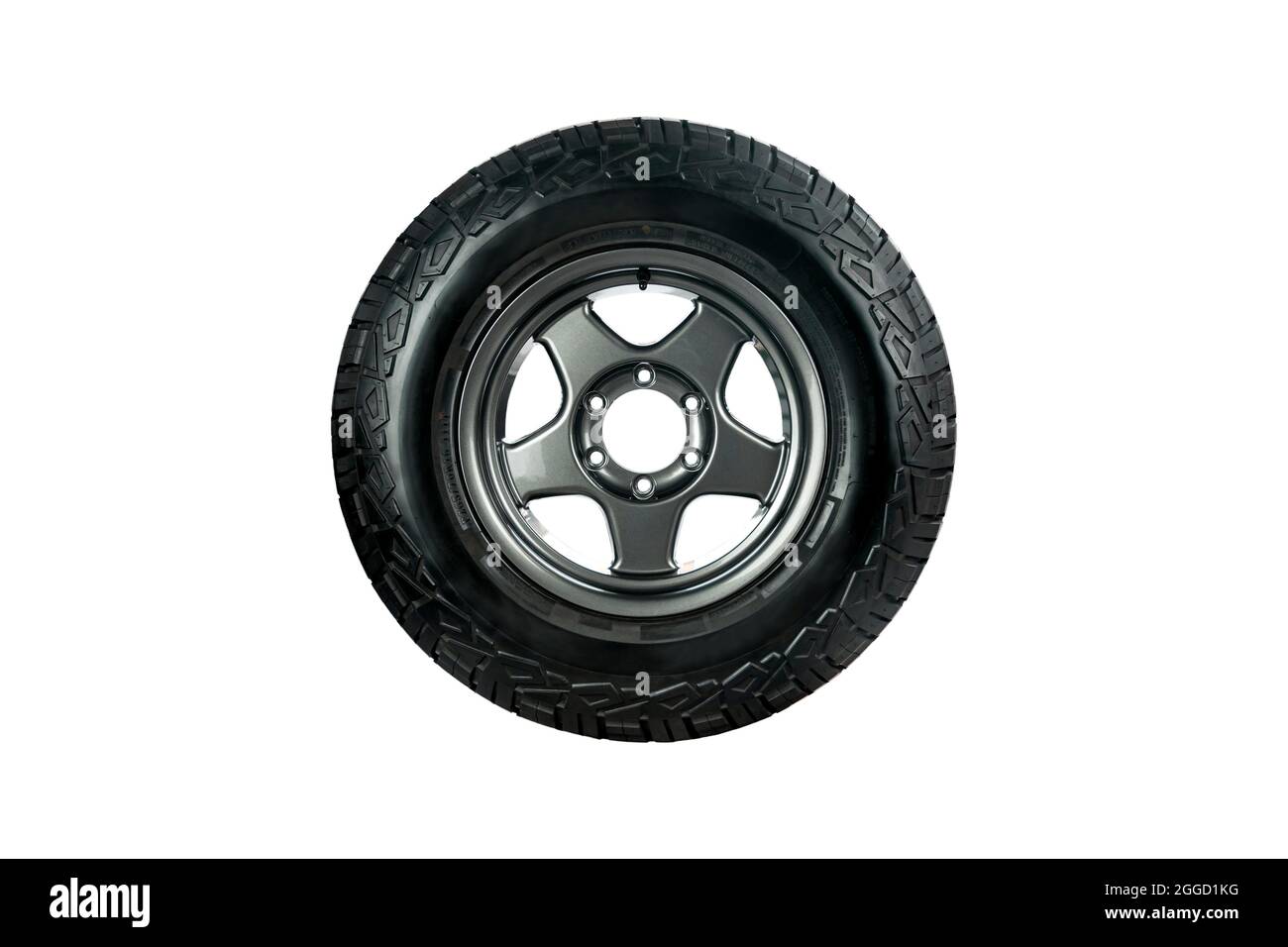 Pneu tout-terrain conçu pour une utilisation dans toutes les conditions routières avec roue en alliage isolée sur fond blanc. Banque D'Images Pneu tout-terrain conçu pour une utilisation dans toutes les conditions routières avec roue en alliage isolée sur fond blanc. Banque D'Images