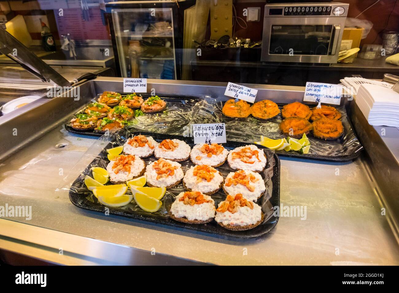 Sandwiches au saumon et aux crevettes, Vanha Kauppahalli, Eteläranta, Helsinki, Finlande Banque D'Images