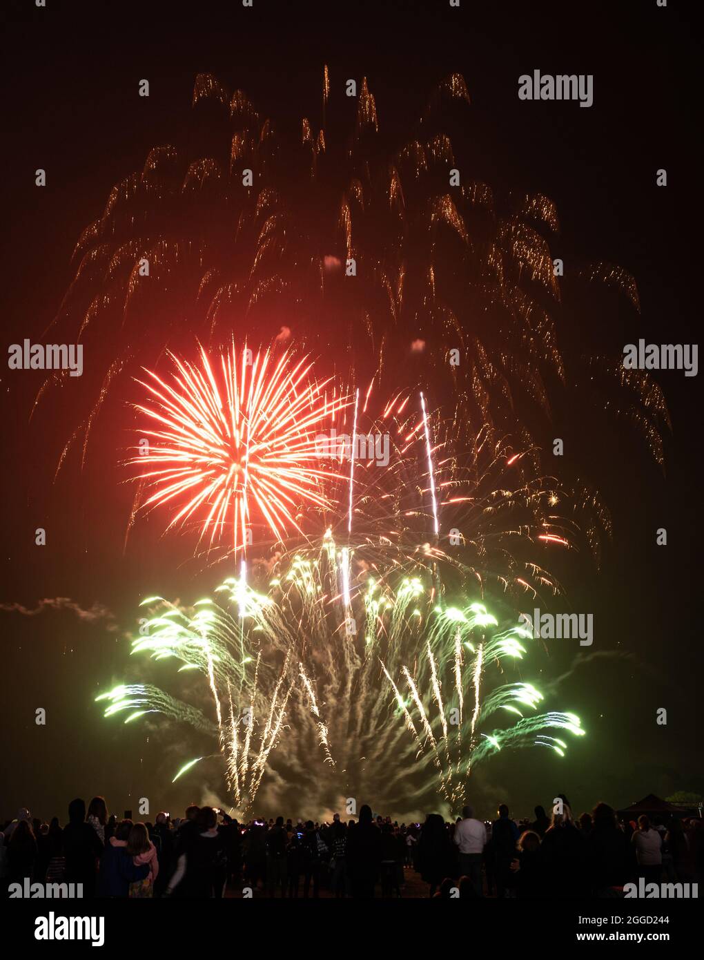 Le Yorkshire Balloon Fiesta 2021 se ferme avec un spectaculaire feu d'artifice, Drone et laser Show final à l'hippodrome de York. Date de la photo: Lundi 30 août 2021. Le festival de quatre jours est le plus grand festival de montgolfières que le Yorkshire ait jamais vu et inclut des divertissements pour enfants, de la musique live, de la nourriture et des boissons, ainsi qu'une grande foire. Banque D'Images