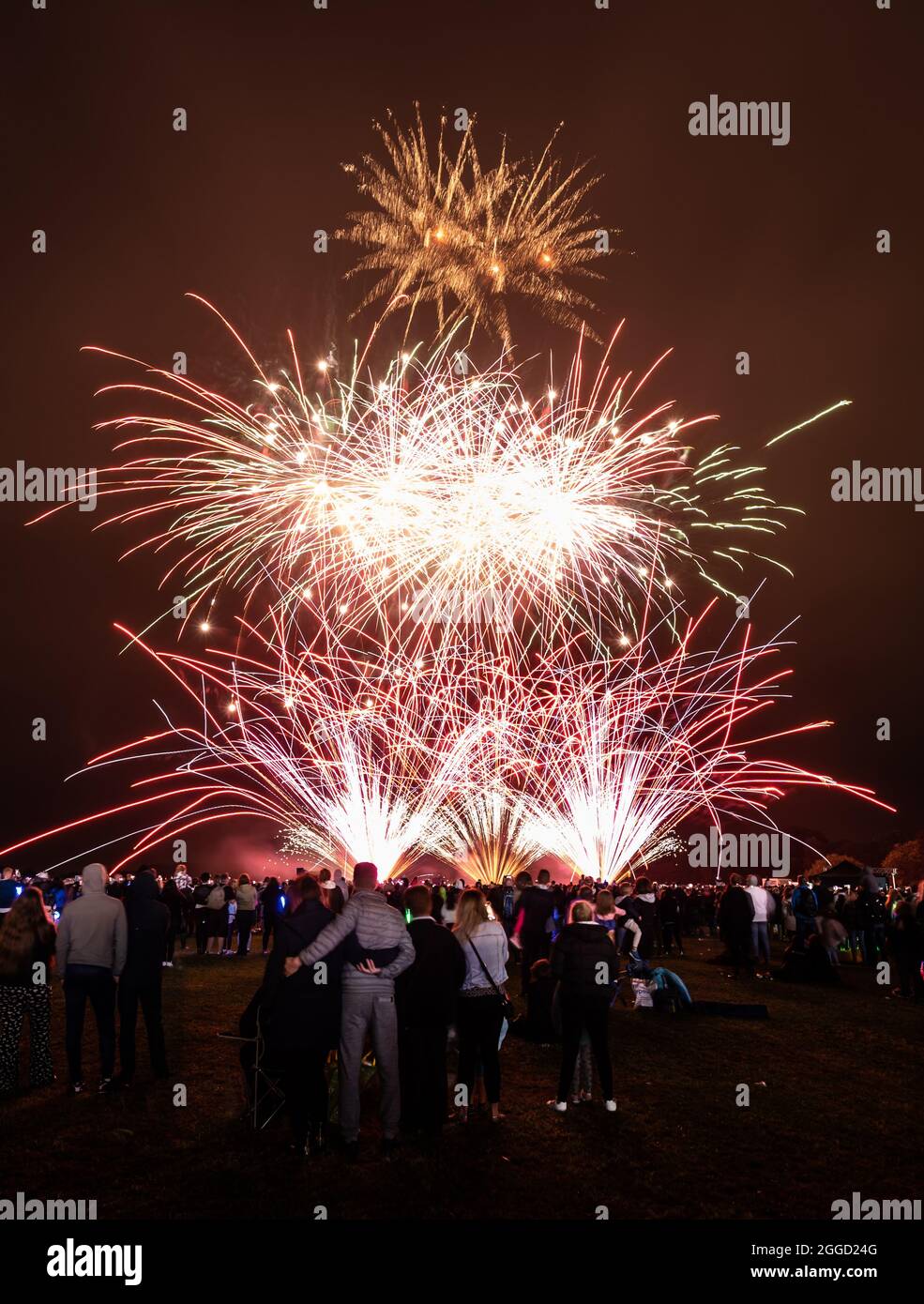 Le Yorkshire Balloon Fiesta 2021 se ferme avec un spectaculaire feu d'artifice, Drone et laser Show final à l'hippodrome de York. Date de la photo: Lundi 30 août 2021. Le festival de quatre jours est le plus grand festival de montgolfières que le Yorkshire ait jamais vu et inclut des divertissements pour enfants, de la musique live, de la nourriture et des boissons, ainsi qu'une grande foire. Banque D'Images