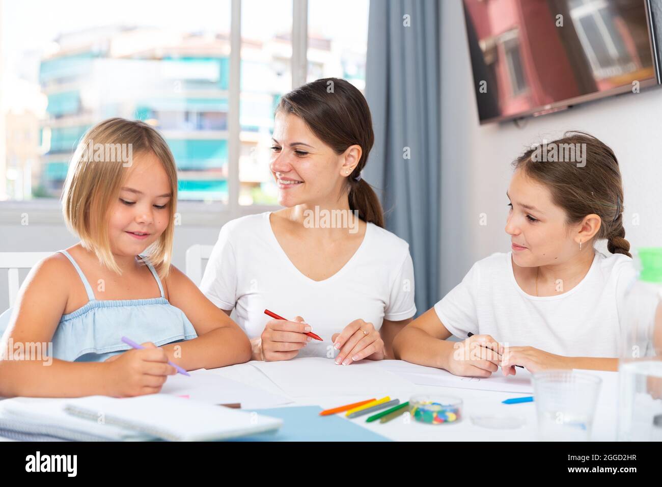 Mère et deux enfants avec des crayons de cire Banque D'Images