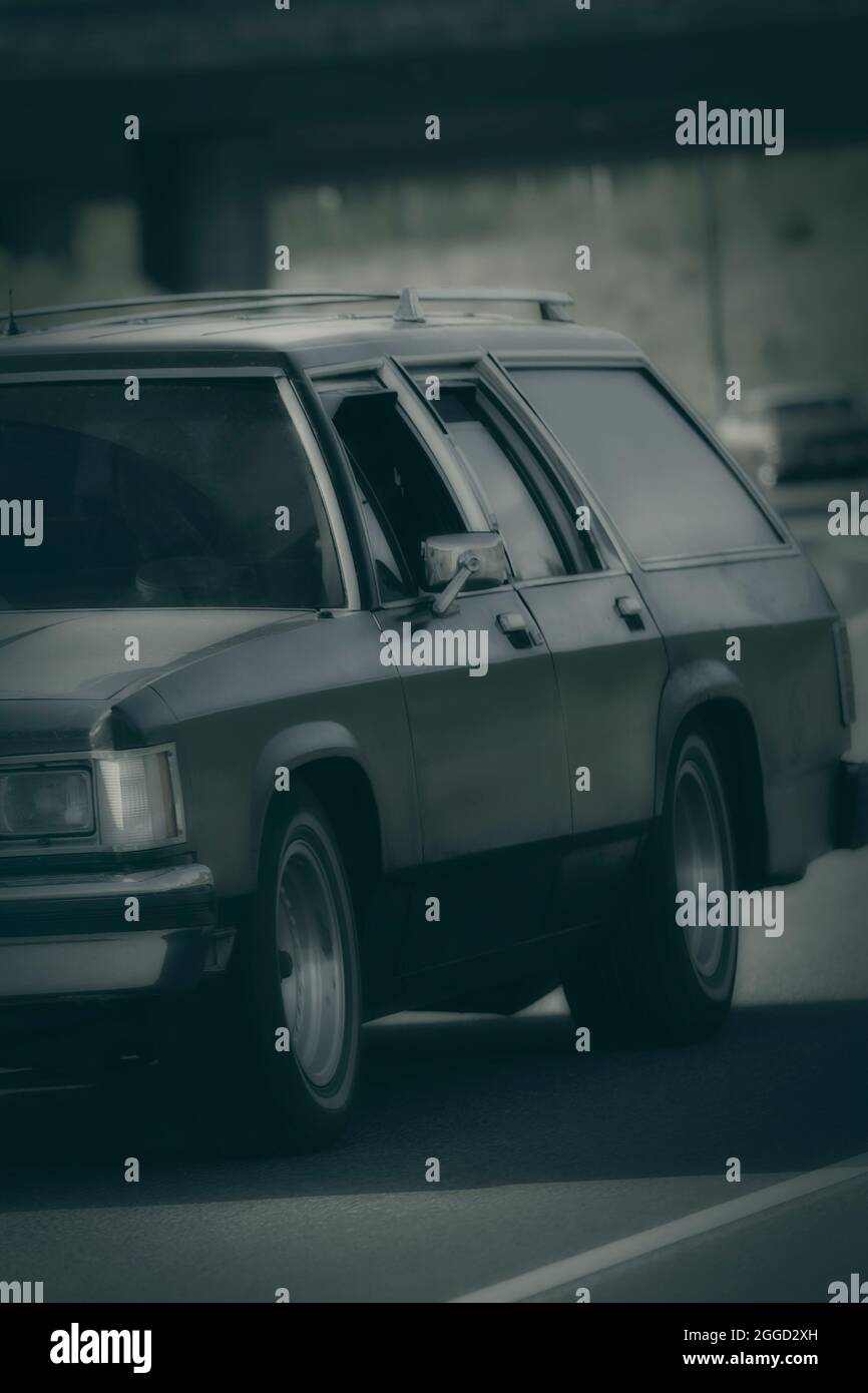 Wagon de station classique à grande vitesse sur route, conversion monochrome. Banque D'Images