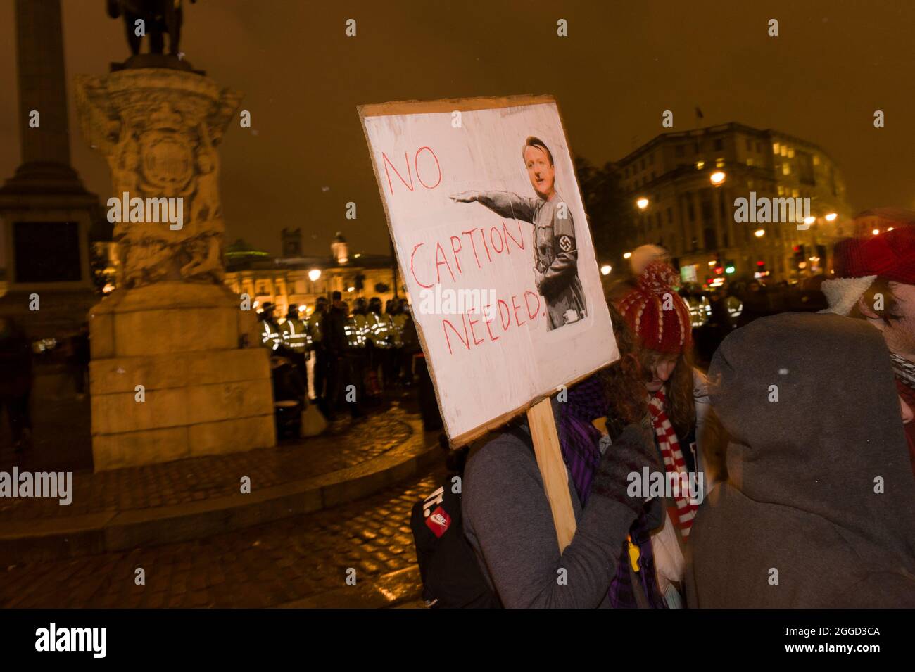 Des étudiants protestant contre l'augmentation des frais de scolarité universitaires, contenue à Trafalgar Square par la police après avoir marché dans le West End de Londres. Trafalgar Square, Londres, Royaume-Uni. 30 novembre 2010 Banque D'Images